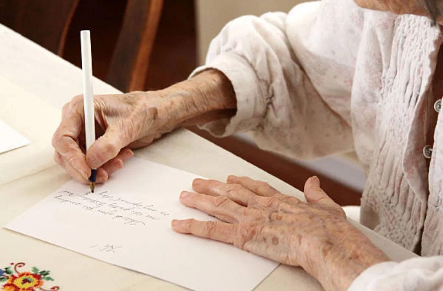 O scrisoare, despre care s-a spus că ar fi fost scrisă de o femeie de 96 de ani, a rupt internetul în două. Ce a putut scrie atât de interesant