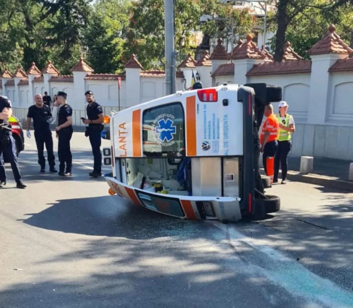 Breaking! O ambulanță a fost spulberată în fața palatului Cotroceni. Sunt două victime