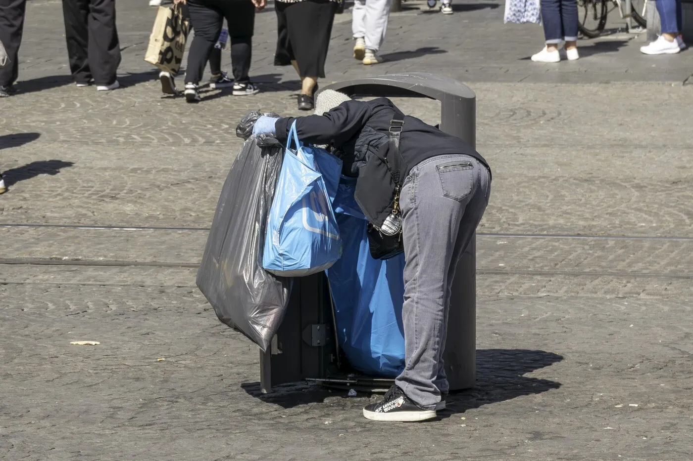 VIDEO Una dintre marile capitale ale Europei elimină coșurile de gunoi stradale: S-au lovit de o problemă neașteptată