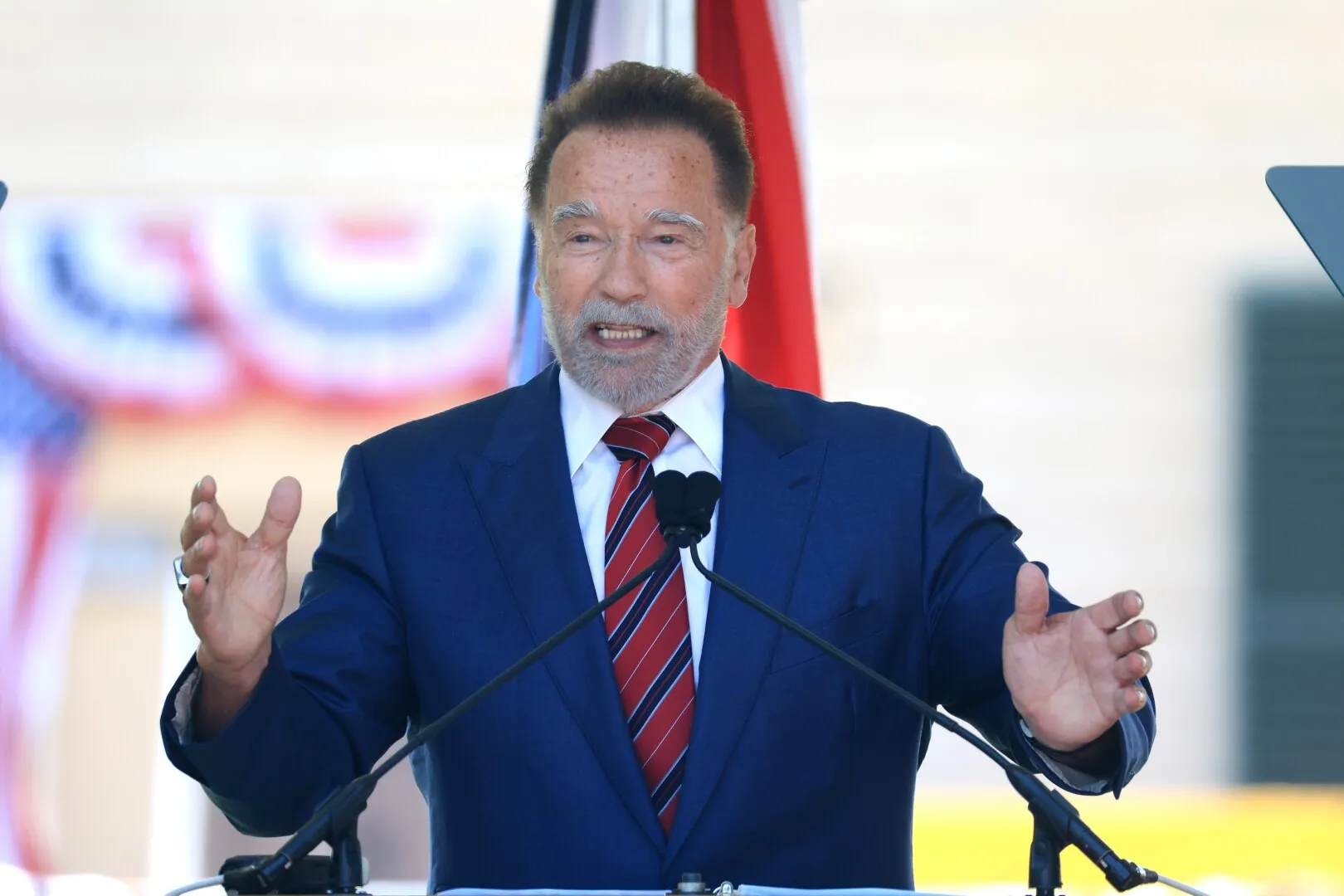 Arnold Schwarzenegger intră în lupta pentru controlul Camerei Reprezentanților a SUA