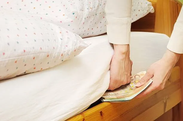 Cât numerar ar trebui să păstreze românii acasă pentru situații de urgență? Recomandările Băncii Centrale Europene