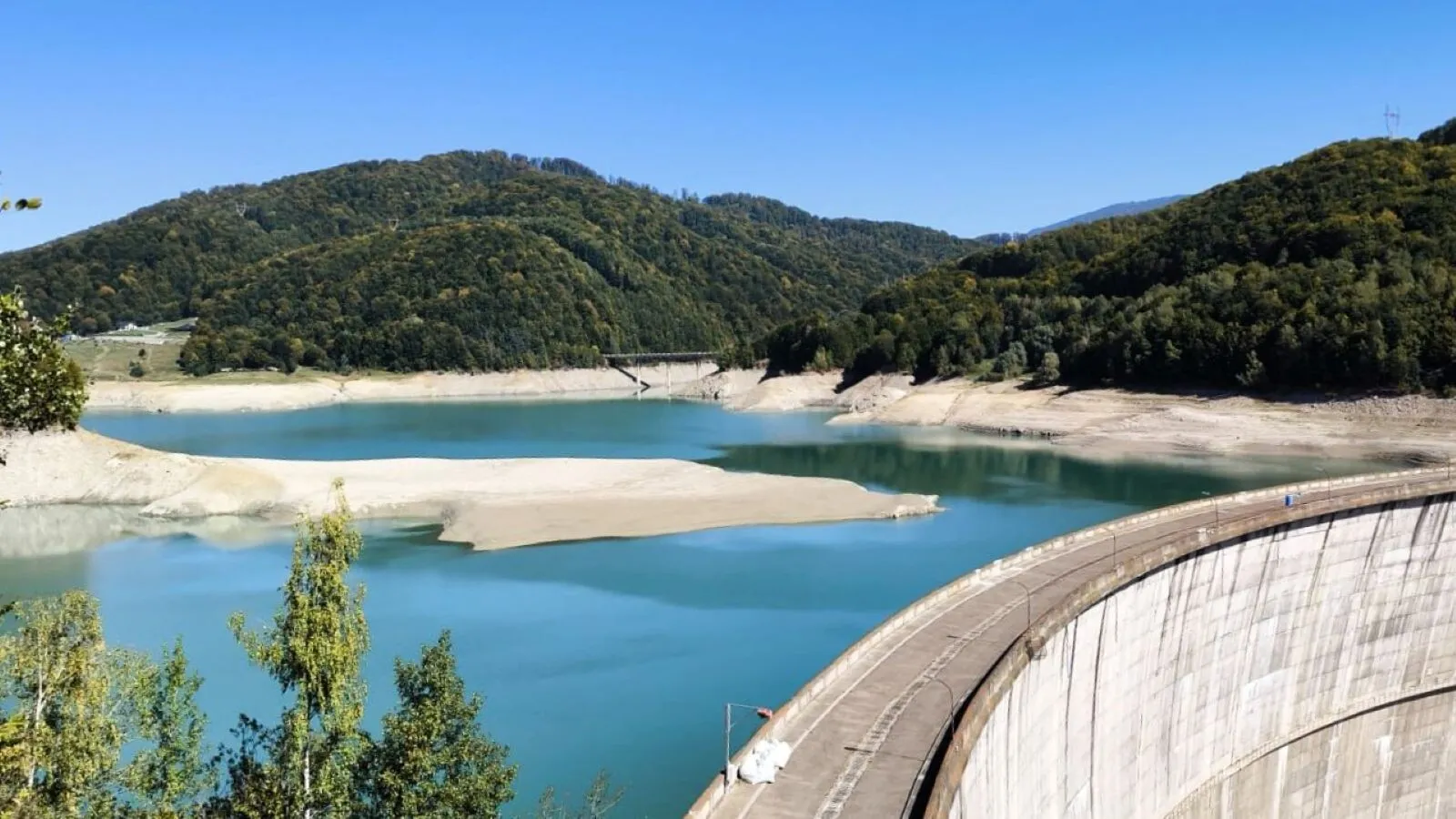 VIDEO FOTO Alarmant: cel mai scăzut nivel din ultimii 6 ani la un baraj al Apelor Române