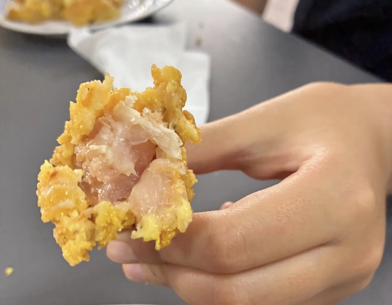 Carne crudă servită la masa elevilor într-un liceu. Părinții sunt revoltați de situație: 'Este inacceptabil'