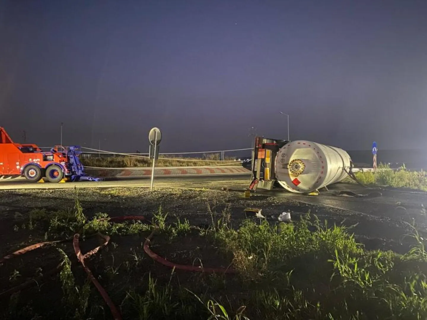 Cisterna cu gaz metan răsturnată în Vaslui, repusă pe roţi — 85 de persoane au fost aevacuate