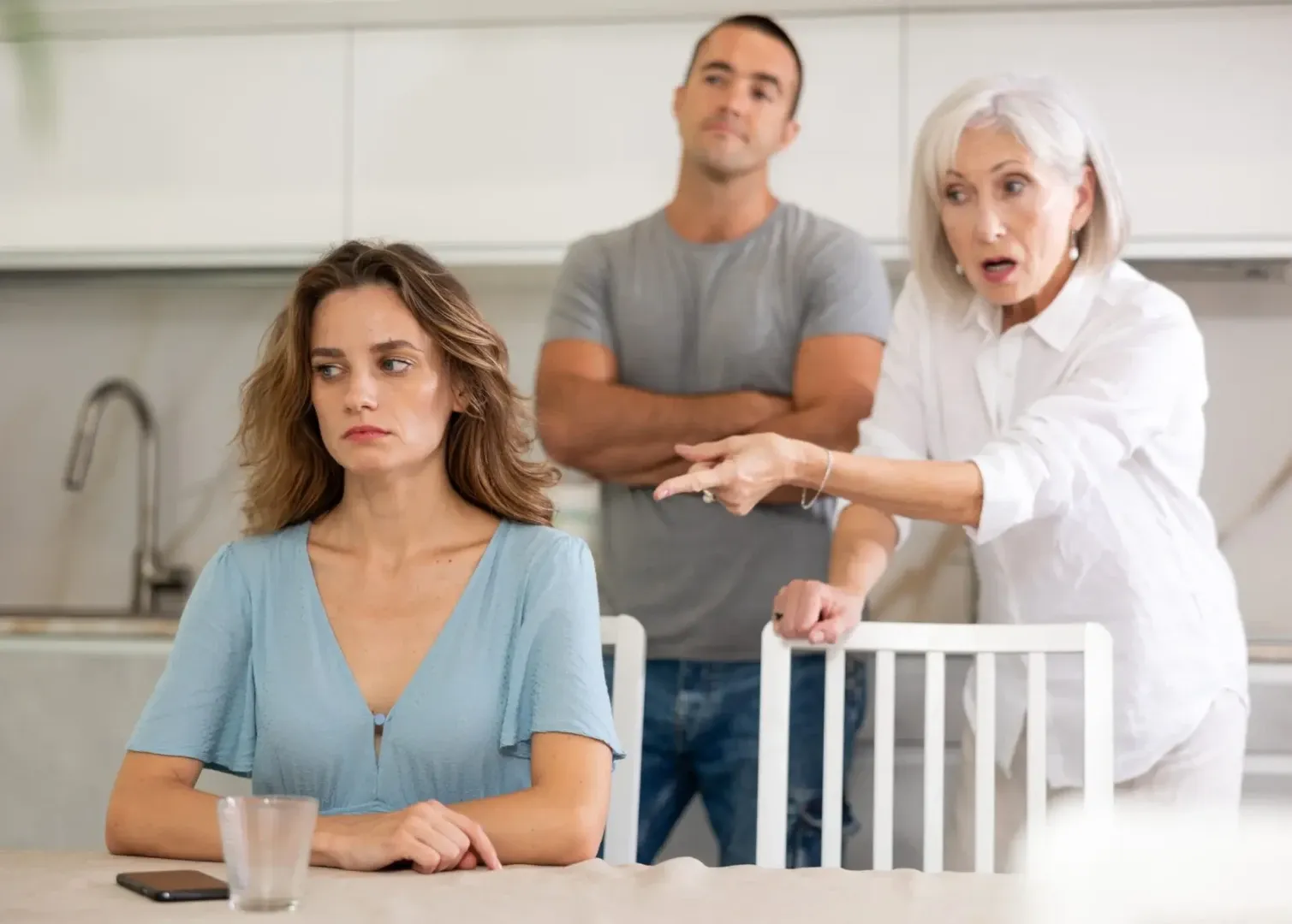 Soțul și-a înșelat soția cu mama ei. Femeia și-a spus drama pe internet, iar poveste a ajuns scenariu de film