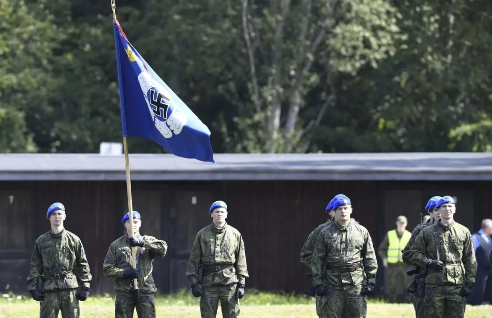 Svastica, pe steagul oficial al armatei finlandeze: țara renunță la semn. Motivul invocat