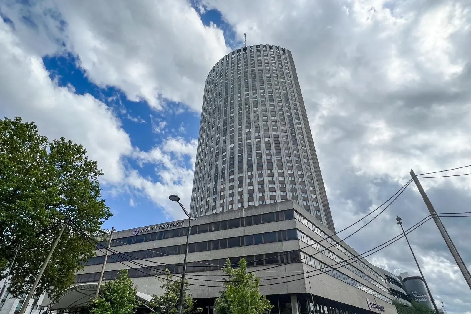 Șoc în diplomația franceză: Ambasadorul Africii de Sud, găsit mort în fața unui hotel de lux din Paris