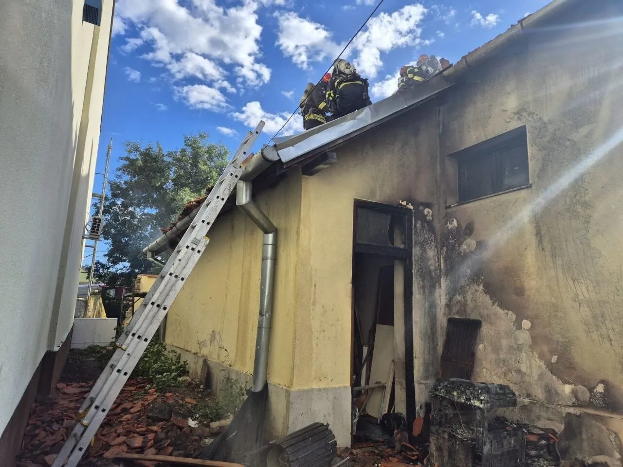 Incendiu în curtea unei biserici din Timiș. Mai mulți copii au fost evacuați