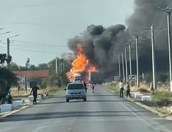 VIDEO Accident grav în Mehedinți, cu degajări mari de fum: Două TIR-uri și o mașină au luat foc după coliziune