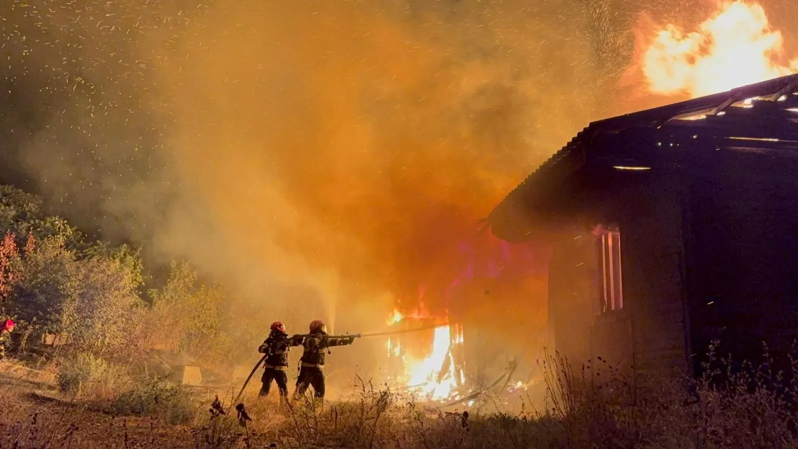VIDEO Incendiu puternic la Galaţi: barăcile unui fost şantier au fost cuprinse de flăcări