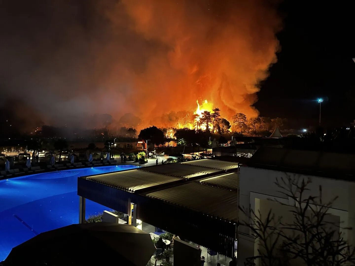 VIDEO Incendiu de proporții în destinația de vacanță favorită a românilor din Turcia: Oamenii sunt evacuați de urgență din hoteluri