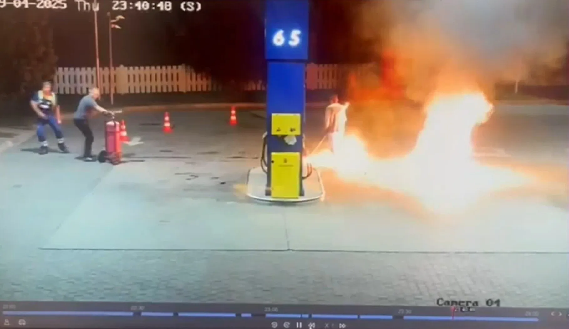 VIDEO Scene șocante într-o benzinarie din Timiș - A dat foc unei pompe și a aruncat combustibil aprins pe un angajat