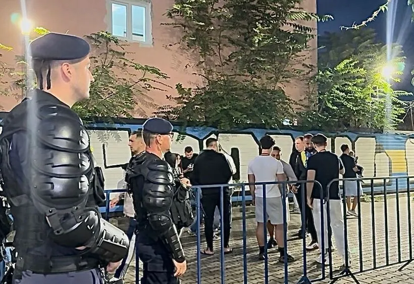 Zece suporteri, prinşi cu materiale pirotehnice şi unul cu droguri, la meciul de fotbal Petrolul-Dinamo