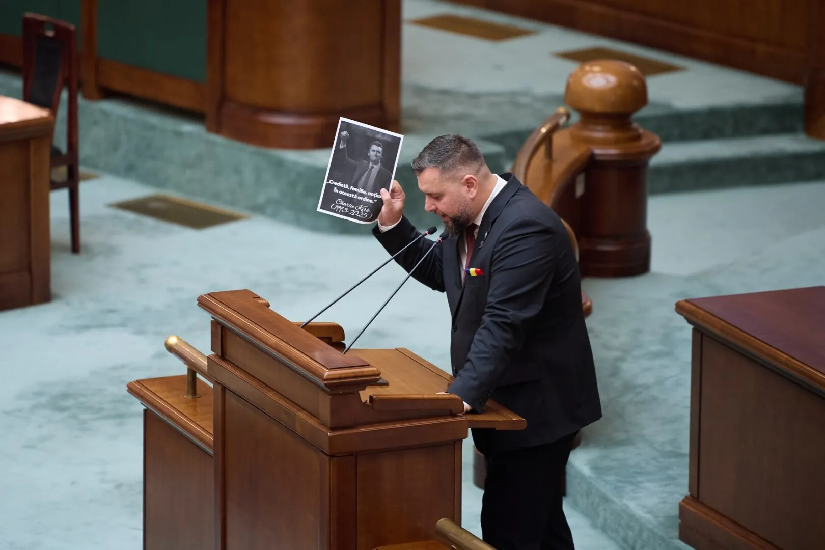 Când decența pierde în fața luptelor politice: 30 de secunde de reculegere, 0 secunde de rușine în Parlament