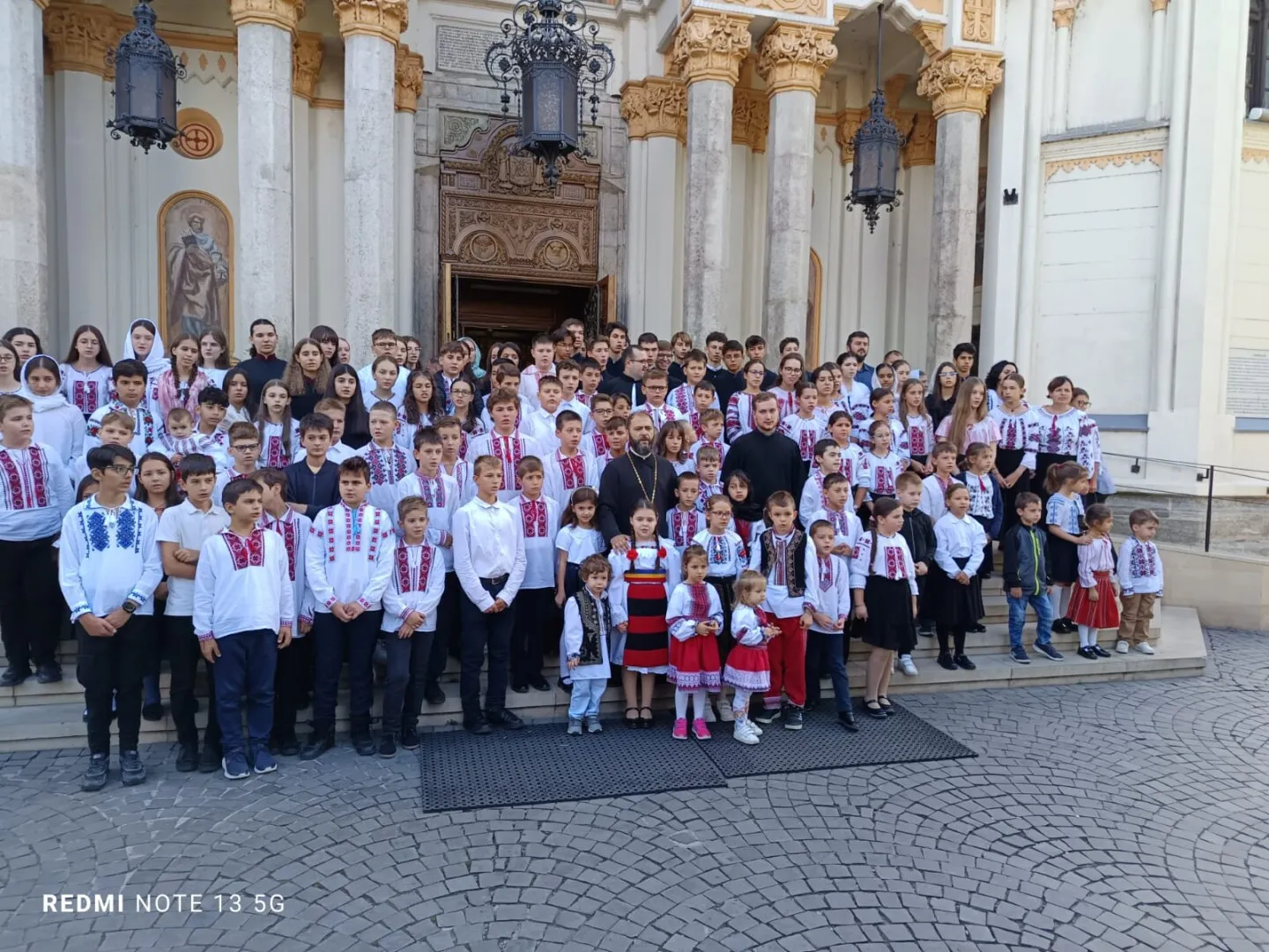 Tronos Junior a început Liturghia Copiilor. Proiectul își propune să cheme copiii spre Hristos, spune Arhid. Mihail Bucă
