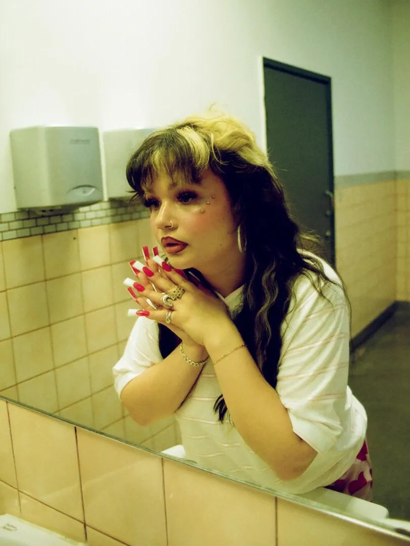 Cântăreaţa britanică Lola Young îşi anulează concertele. Solista a leşinat pe scenă la New York