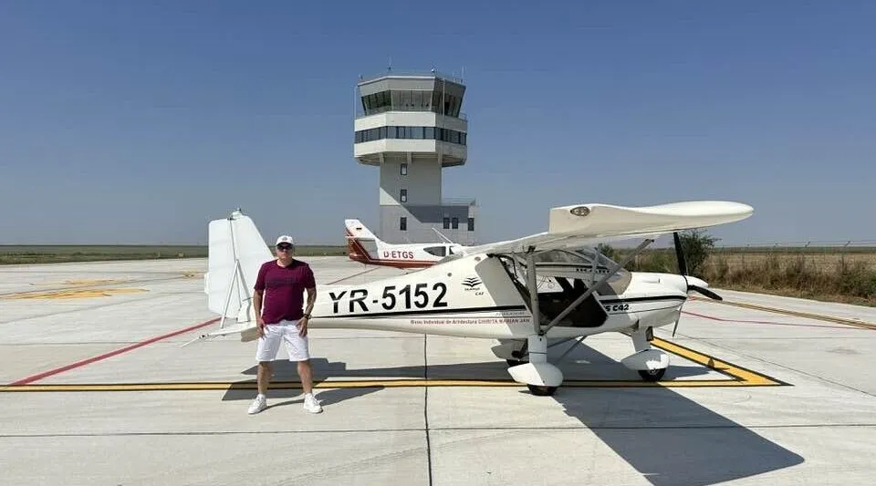 FOTO Avionul prăbușit în curtea unei unități militare - Pilotul, politician AUR, a rămas fără picioare