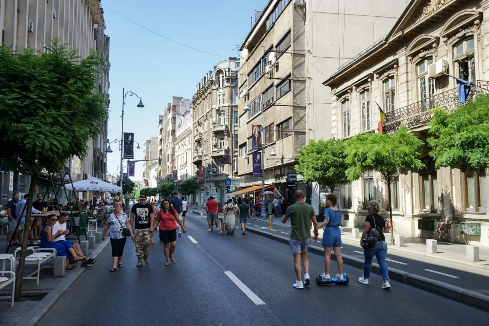 Bucureștenii se pot bucura în continuare de Calea Victoriei, transformată în zonă pietonală, cu spectacole și activități pentru întreaga familie