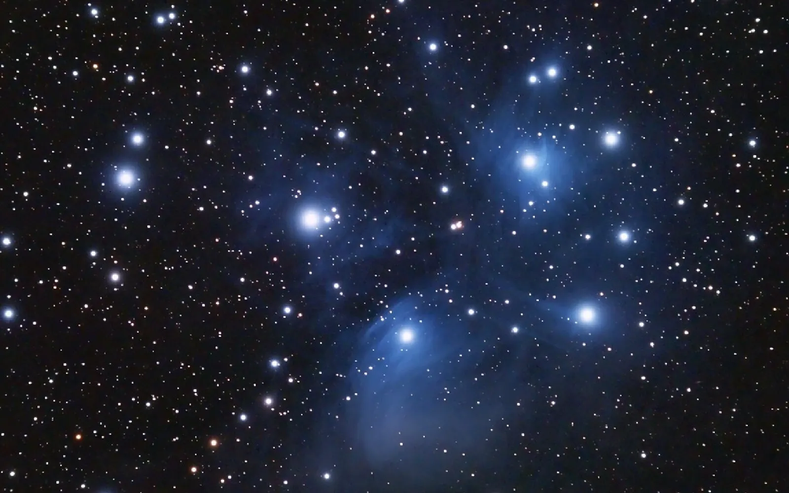 Fenomen spectaculos vizibil vineri noaptea. Luna străbate zona de cer în care se află Pleiadele