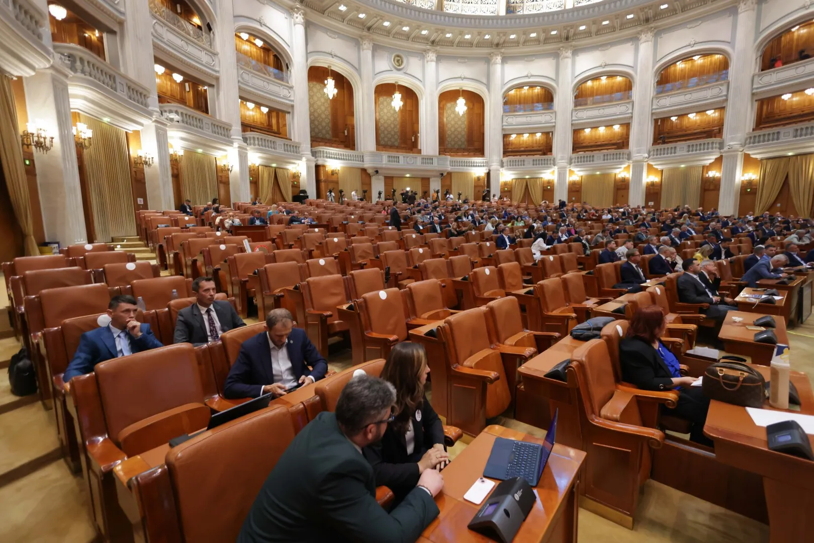 Neputința opoziției parlamentare - Voturile pe moțiunile împotriva Guvernului Bolojan, mai puține decât semnăturile inițiatorilor
