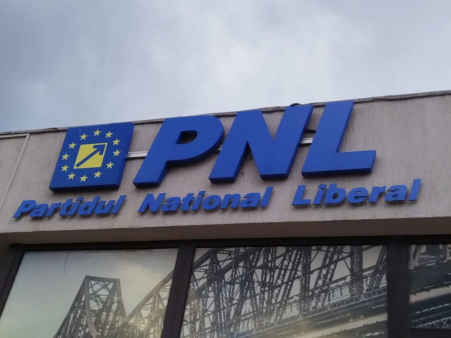 PNL Iași îl exclude pe consilierul local Dragoș Doloi, arestat pentru exploatare de persoane