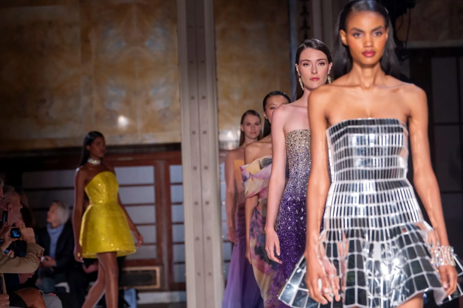 VIDEO Se reinvetează moda la New York Fashion Week 2025: Ținute avangardiste și apariți VIP