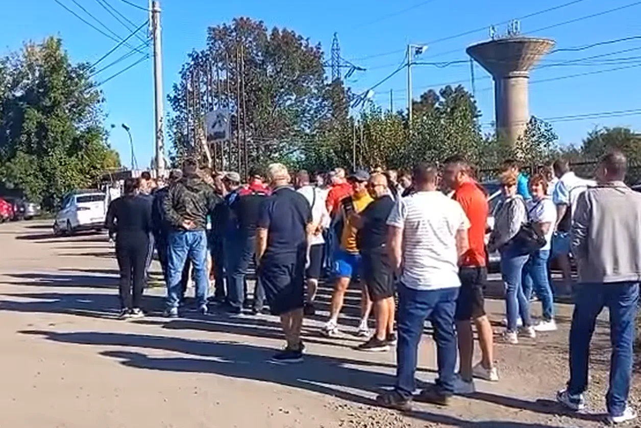 VIDEO Protest spontan la combinatul siderurgic din Hunedoara: Aproximativ o sută de angajați sunt la poarta ArcelorMittal