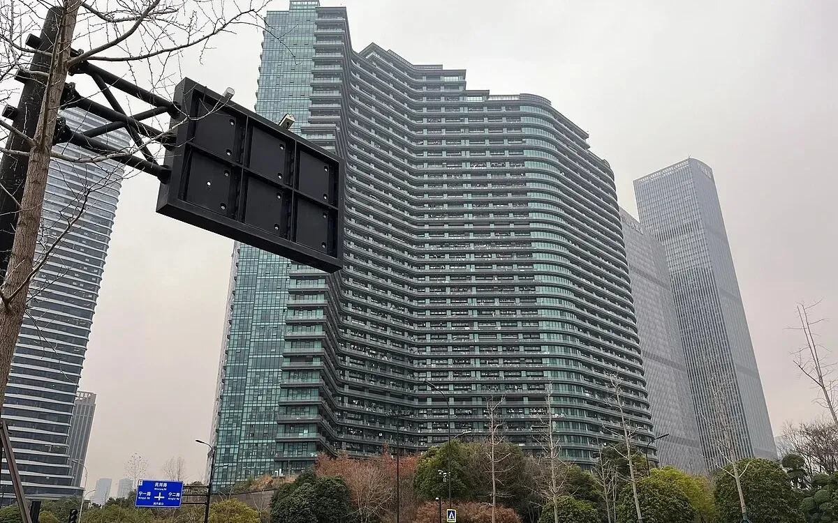 VIDEO Clădirea care adăpostește mai mulți oameni decât un oraș de provincie: 30.000 de persoane locuiesc în blocul care a fost construit, inițial, ca hotel de lux