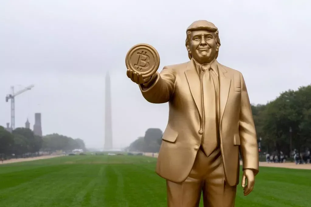 O statuie cu Donald Trump ținând în mână un Bitcoin a apărut în fața Capitoliului. Ce mesaj vrea să transmită