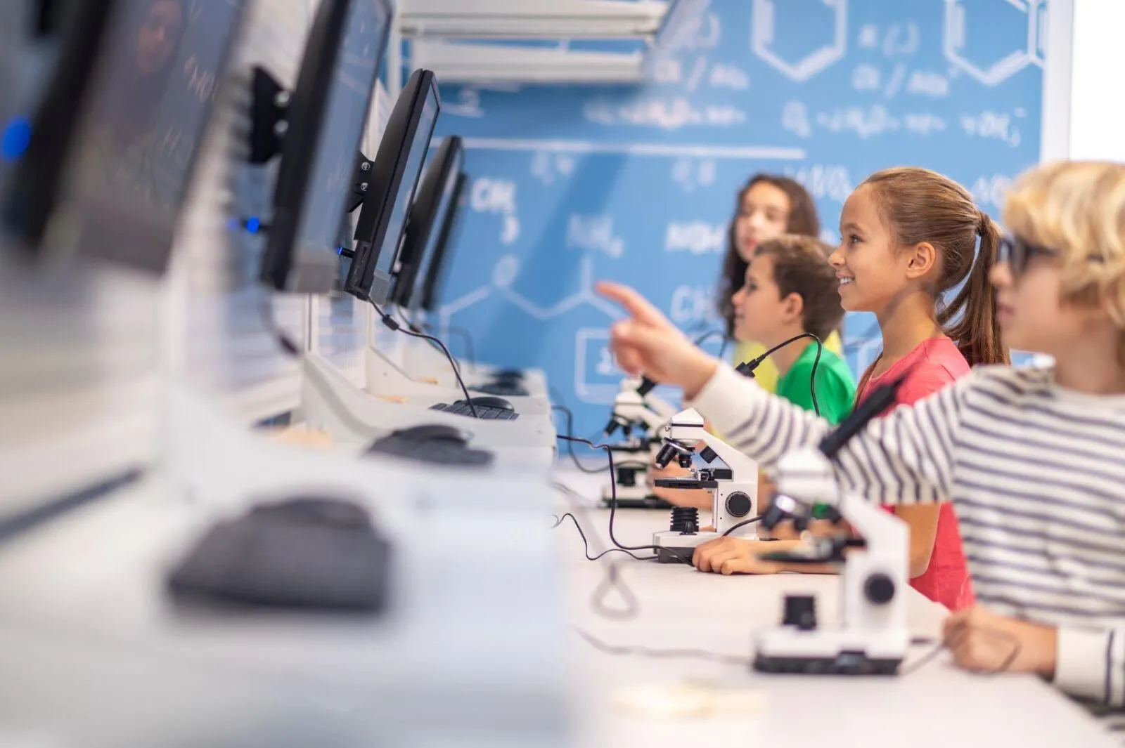 Studiu: 7/10 români consideră benefică utilizarea mai intensă a tehnologiei digitale în şcoli