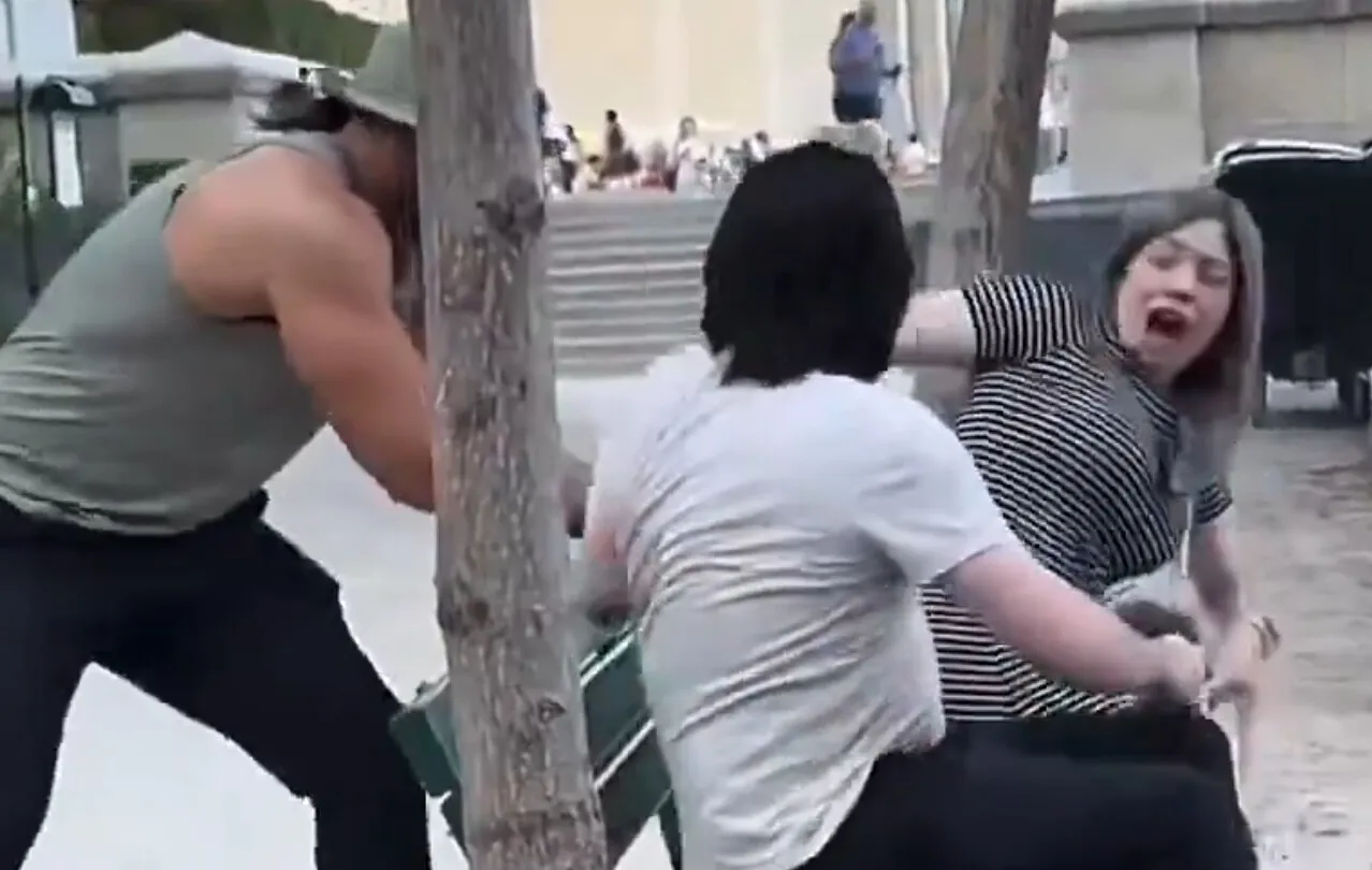 VIDEO Asta se poate numi glumă?! Ce farsă bolnavă a putut face un TikToker pe străzile din Paris. Acum este la închisoare