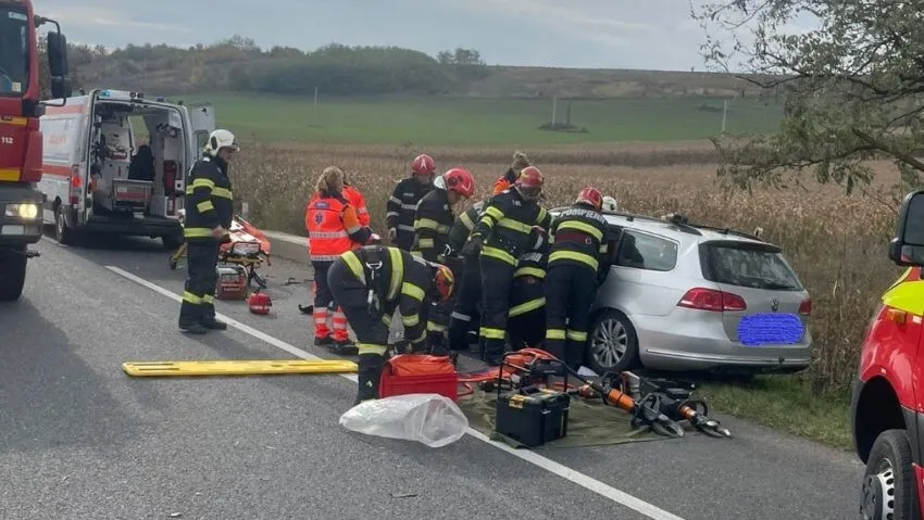 FOTO Carambol pe DN 28: Două tiruri au făcut prăpăd. Șapte persoane implicate, una transportată cu elicopterul SMURD