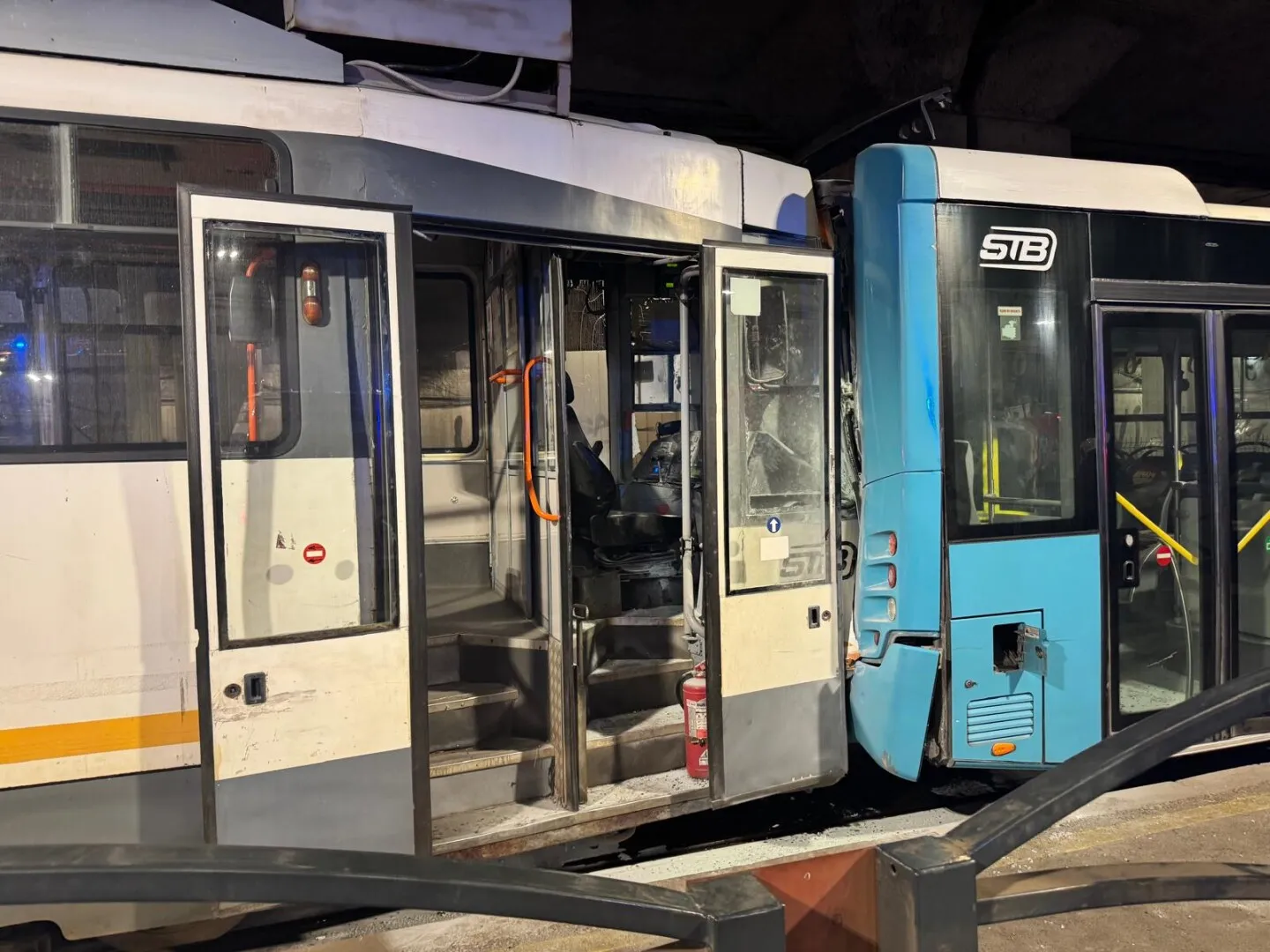 Două autoturisme și un autobuz, implicate într-un accident la Timișoara