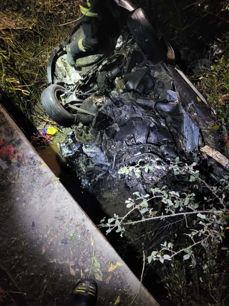 FOTO Sfârșit tragic pentru un tânăr de 23 de ani: s-a răsturnat cu mașina într-un șanț cu apă