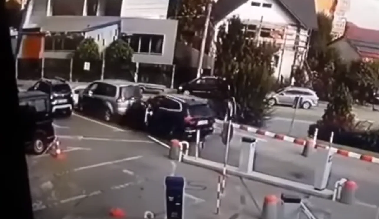 VIDEO S-a întins după tichetul de parcare la automat, iar mașina i-a scăpat din mâini. A distrus tot ce i-a stat în cale