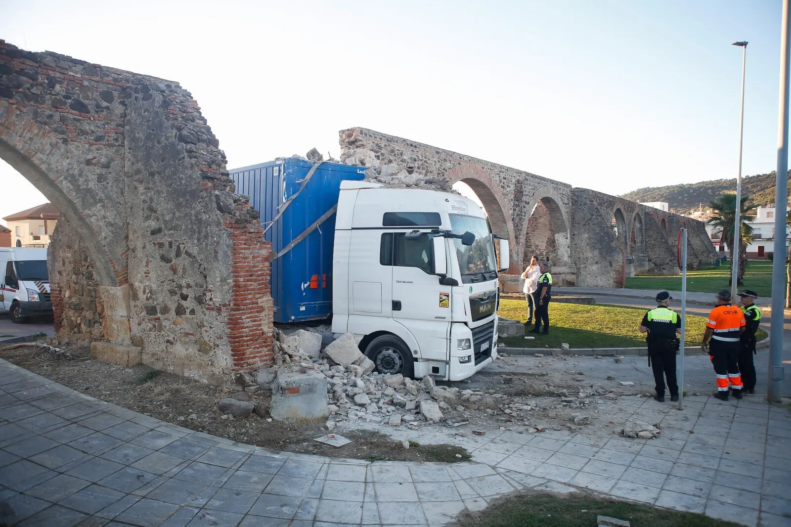 Un șofer român a făcut ravagii în Spania - Camionul pe care îl conducea a distrus un monument istoric din 1783