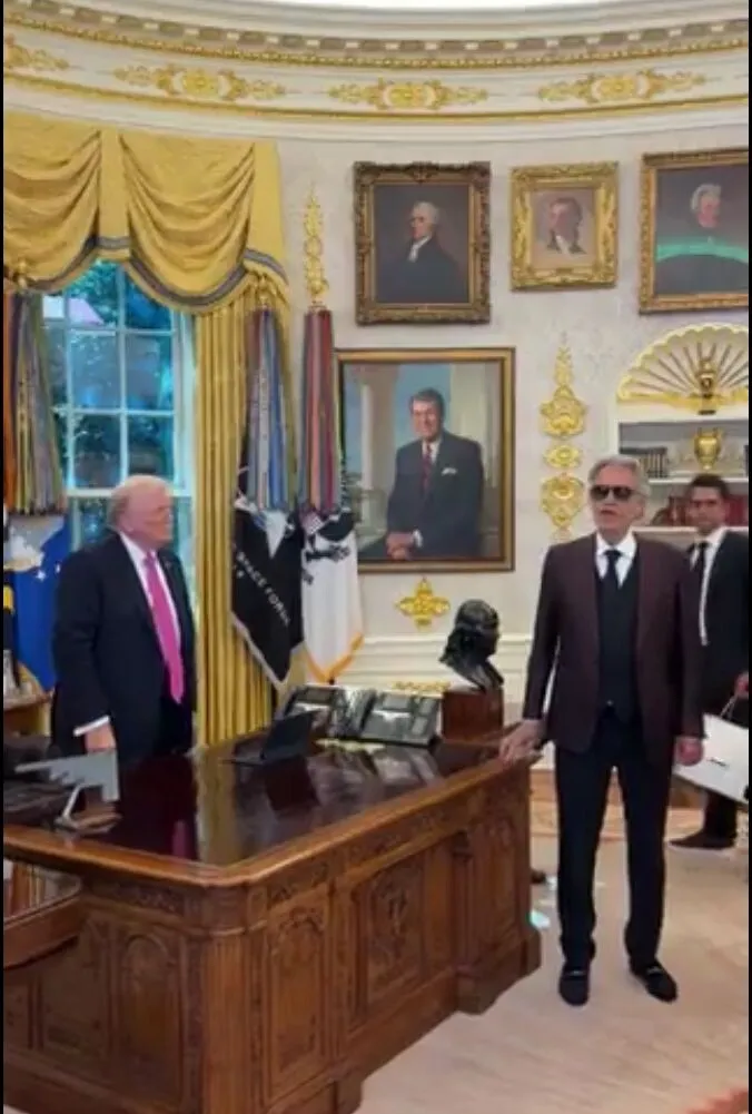 VIDEO Trump l-a chemat pe Andrea Bocelli să îi cânte în Biroul Oval. Celebrul tenor a interpretat „Time to Say Goodbye”, dar ceva s-a întâmplat