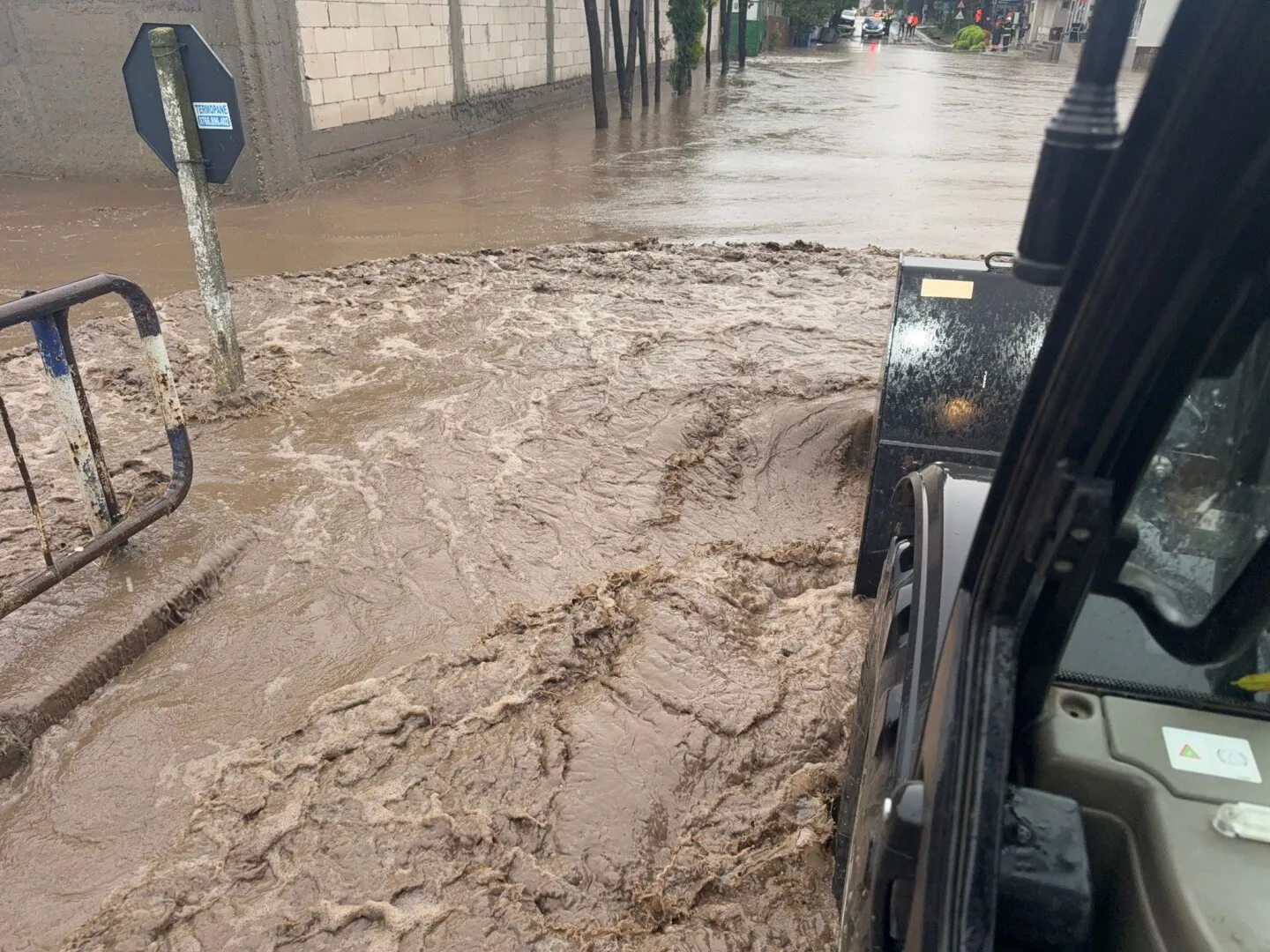 VIDEO FOTO 'Barbara' a semănat teroare pe coasta Mării Negre: zvonuri apocaliptice despre 'barajul din Bulgaria', rafturi golite și evacuări cu barca