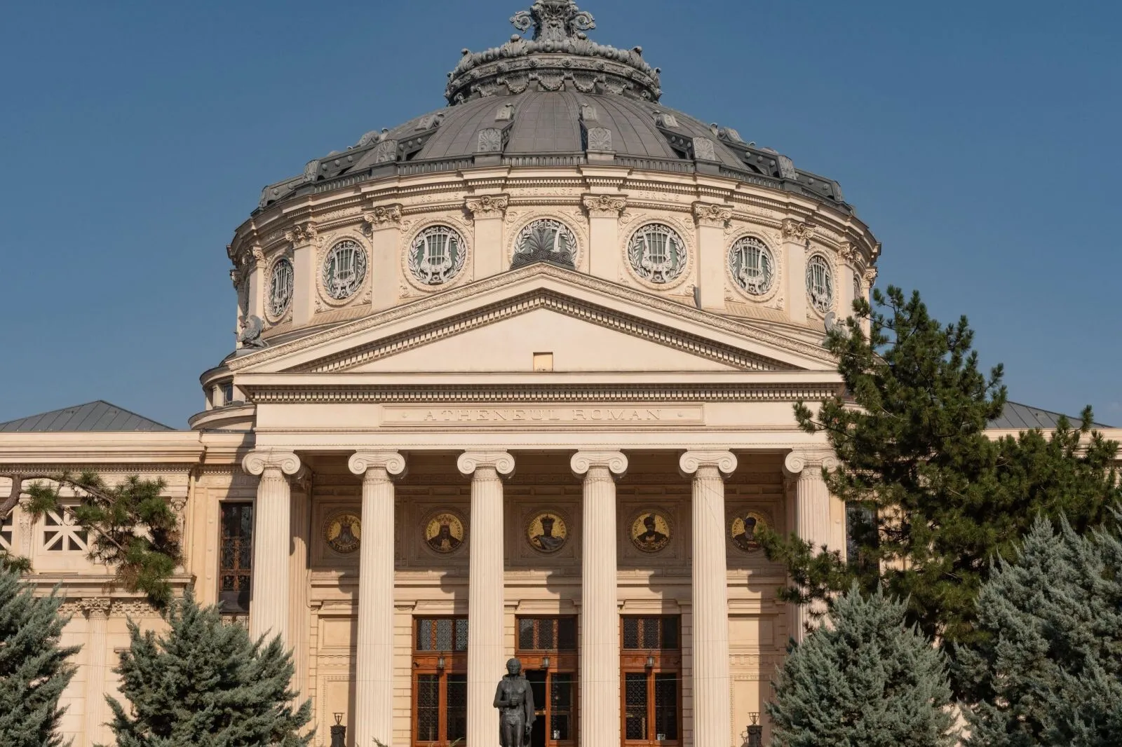 Maestrul Lawrence Foster revine la Ateneul Român ca invitat al seriei Talks re: Music & Beyond