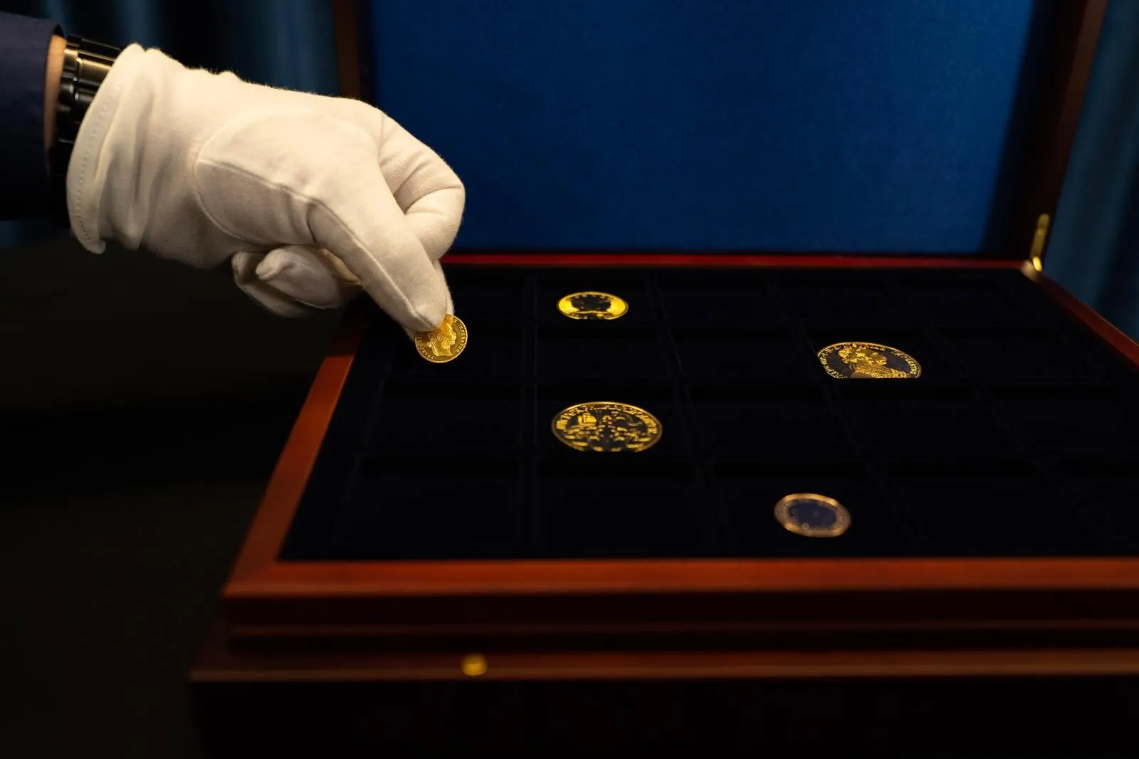 Prețurile bunurilor cresc în monedă convențională, dar scad raportat la aur – motivele pentru care investitorii se întorc la banii reali