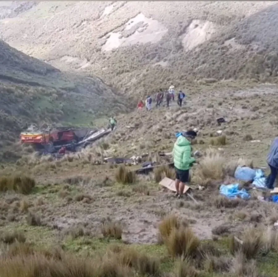 VIDEO Accident cumplit în Bolivia - Un autocar s-a prăbușit într-o prăpastie de 300 de metri