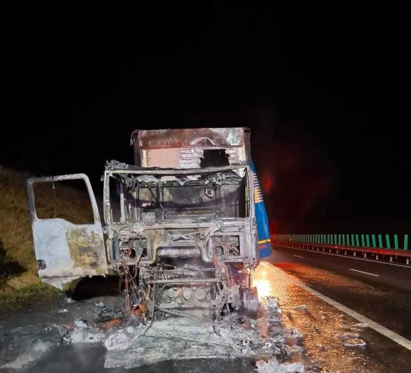 Un autotren a luat foc şi a ars în întregime, pe autostrada A3. O defecţiune la instalaţia electrică ar fi provocat incendiul
