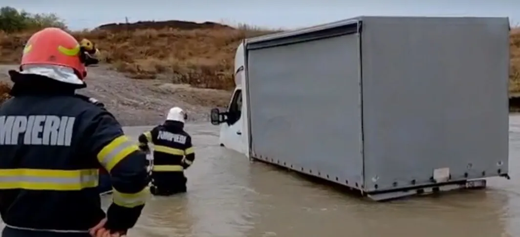 Autoutilitară blocată în albia unui râu. Șoferul a fost evacuat în siguranță