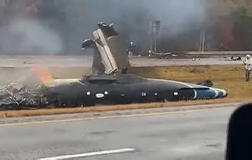 Un avion de mici dimensiuni s-a prăbușit pe o autostradă din Statele Unite