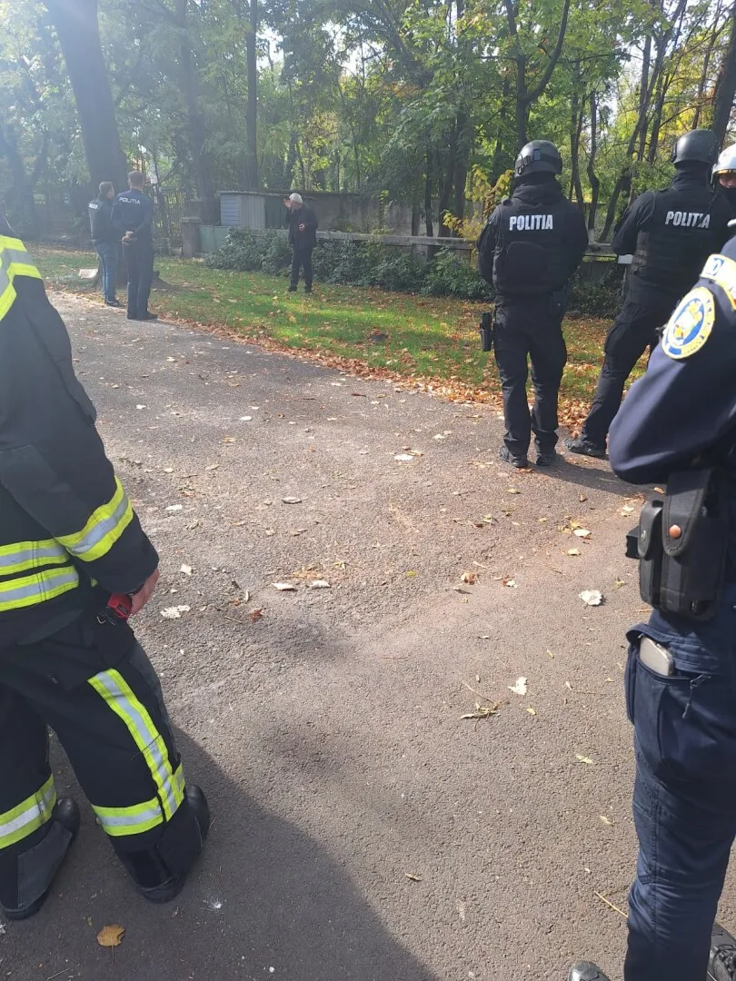 Panică în București: un bărbat s-a stropit cu substanță inflamabilă și a amenințat că își dă foc