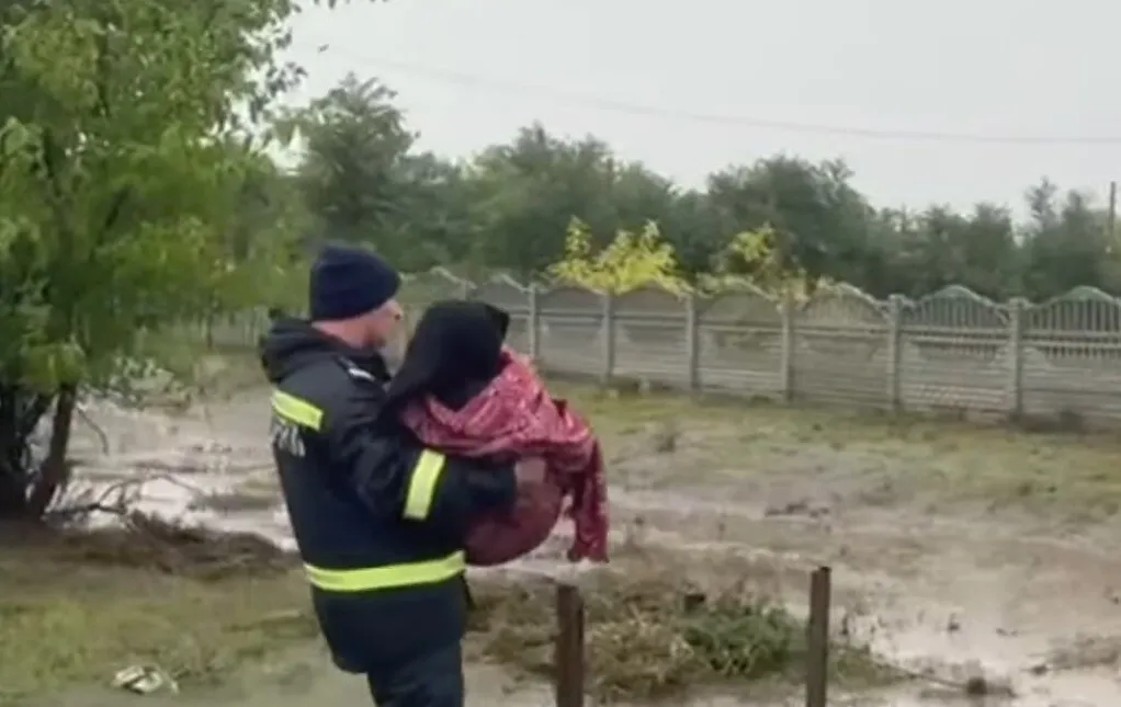 Bătrână salvată din calea apelor. Pompierii au intervenit în ultimul moment