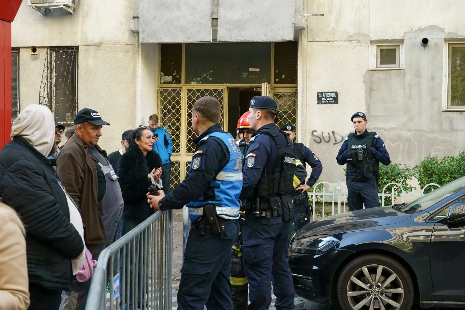 Peste o sută de jandarmi rămân în zona exploziei din Sectorul 5 peste noapte; accesul în imobil şi în perimetrul delimitat este interzis