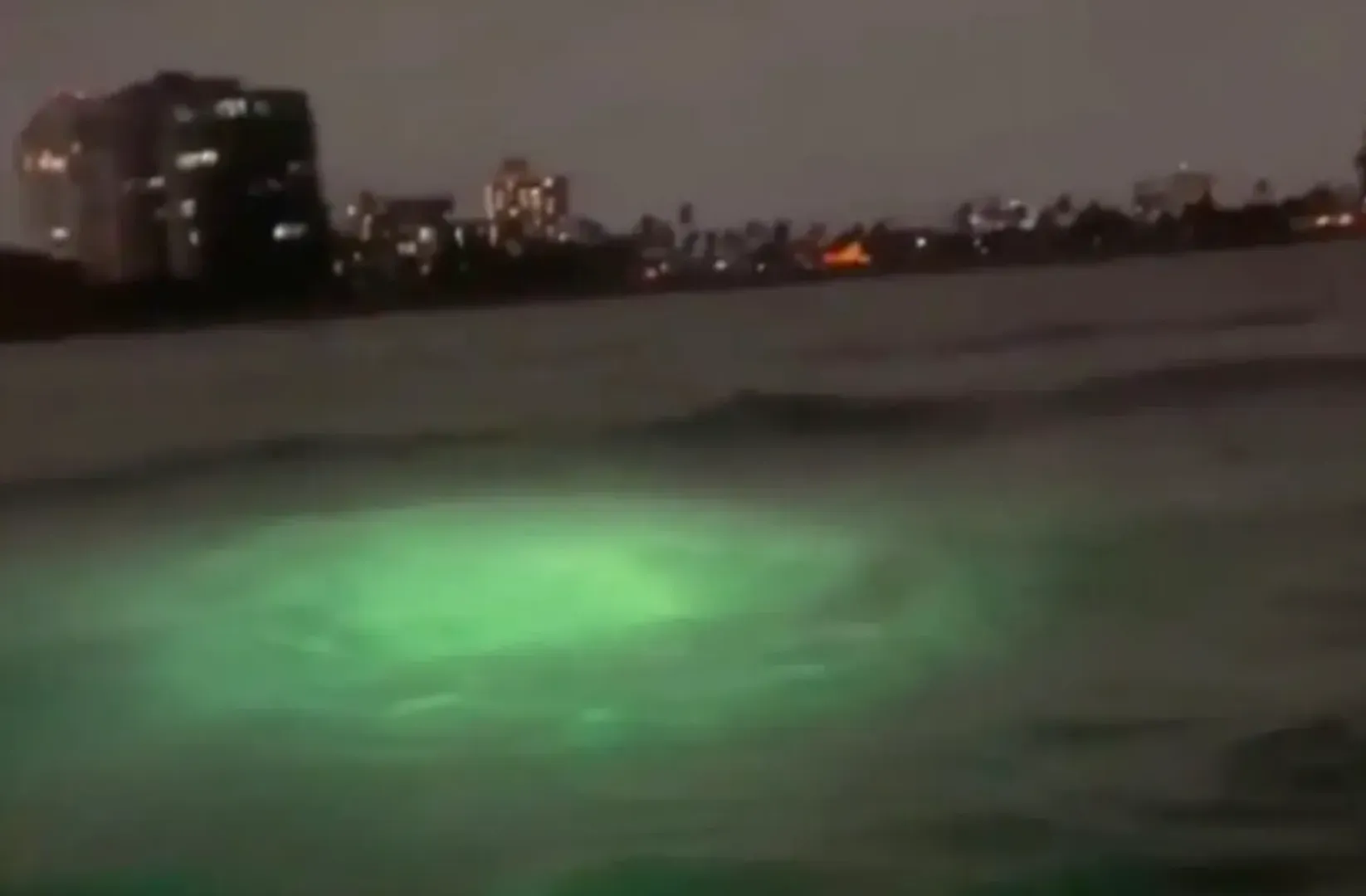 Ceva extrem de bizar se petrece în SUA: mii de obiecte ciudate se ridică din adâncuri sau pătrund în apă