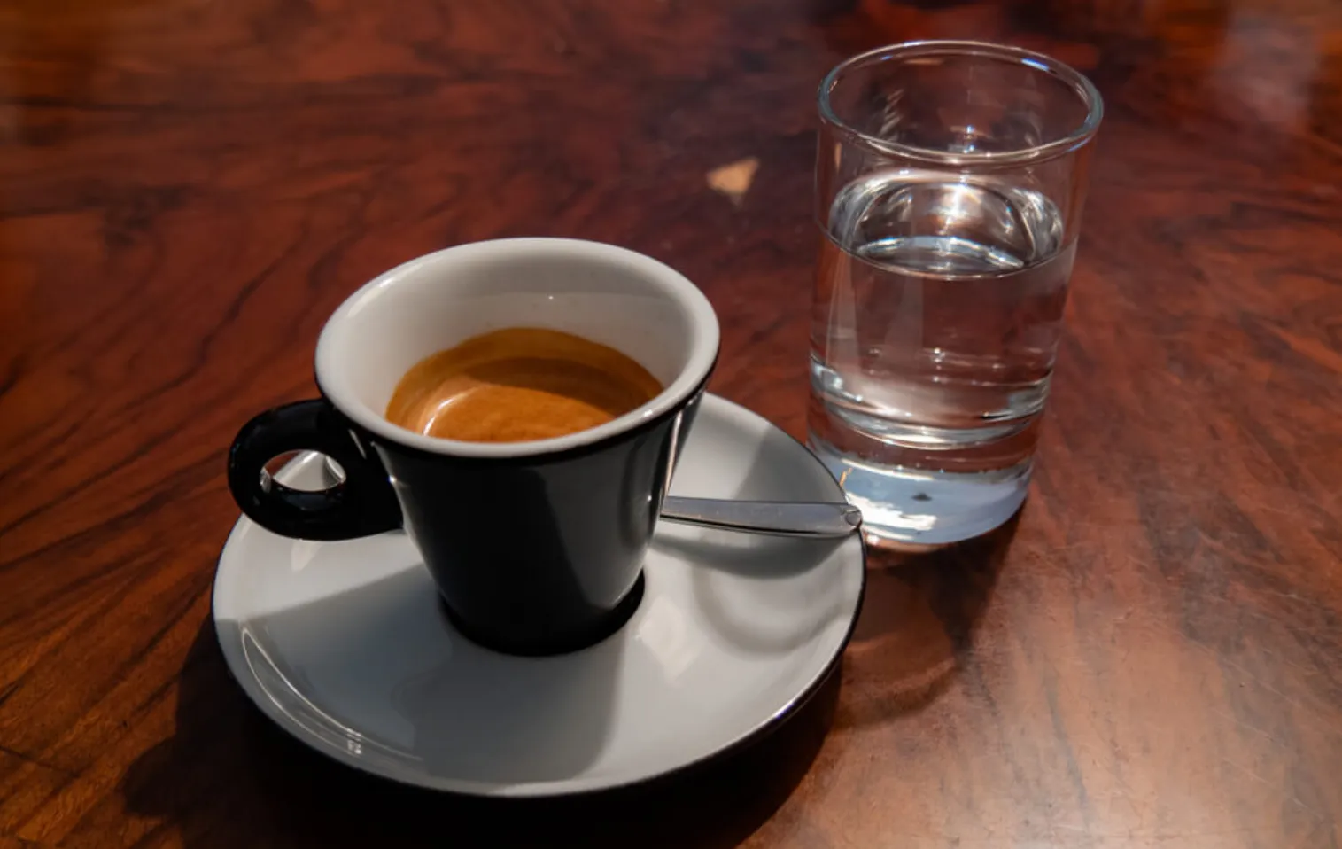 De ce în unele cafenele primești și un pahar cu apă alături de cafea