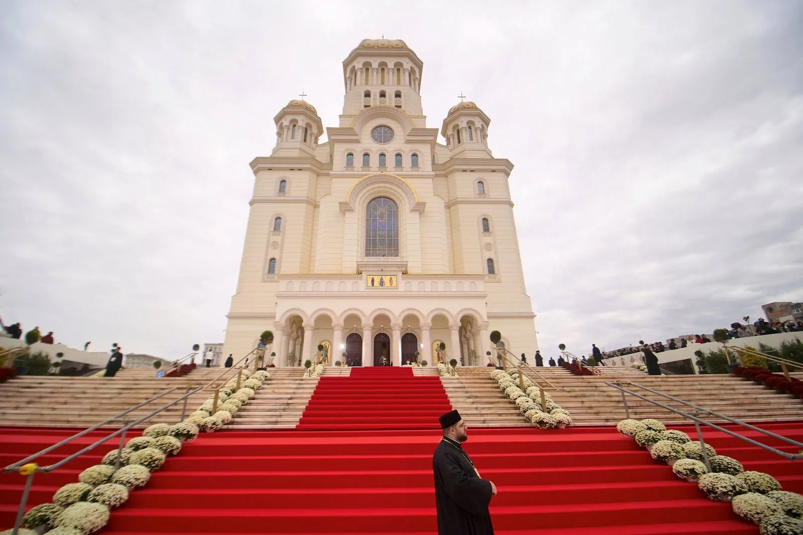 Hartă interactivă actualizată în timp real cu rândul pelerinilor care trec prin altarul Catedralei Naţionale